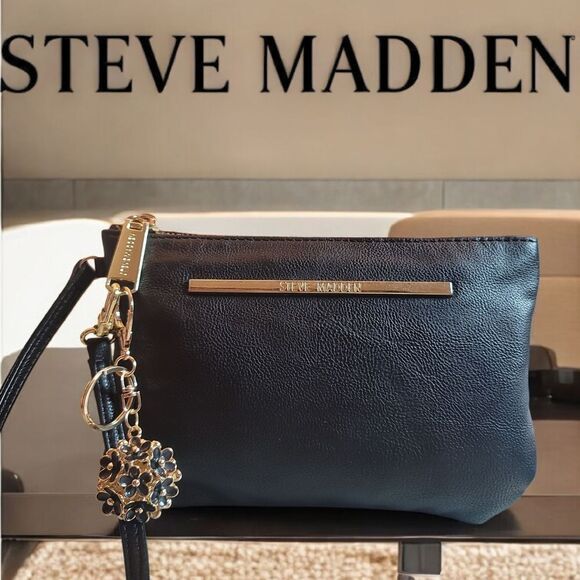Steve Madden Black Clutch Wristlet with Gold Accents And Bag Charm - Picture 1 of 5